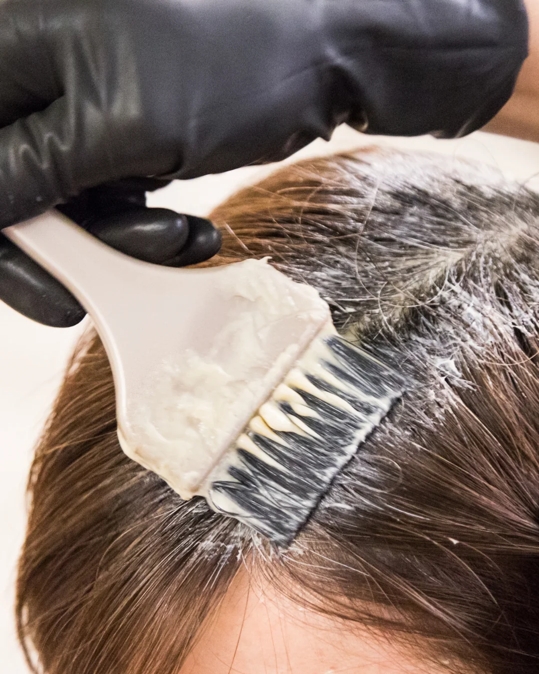 Aplicación de tinte en la raíz